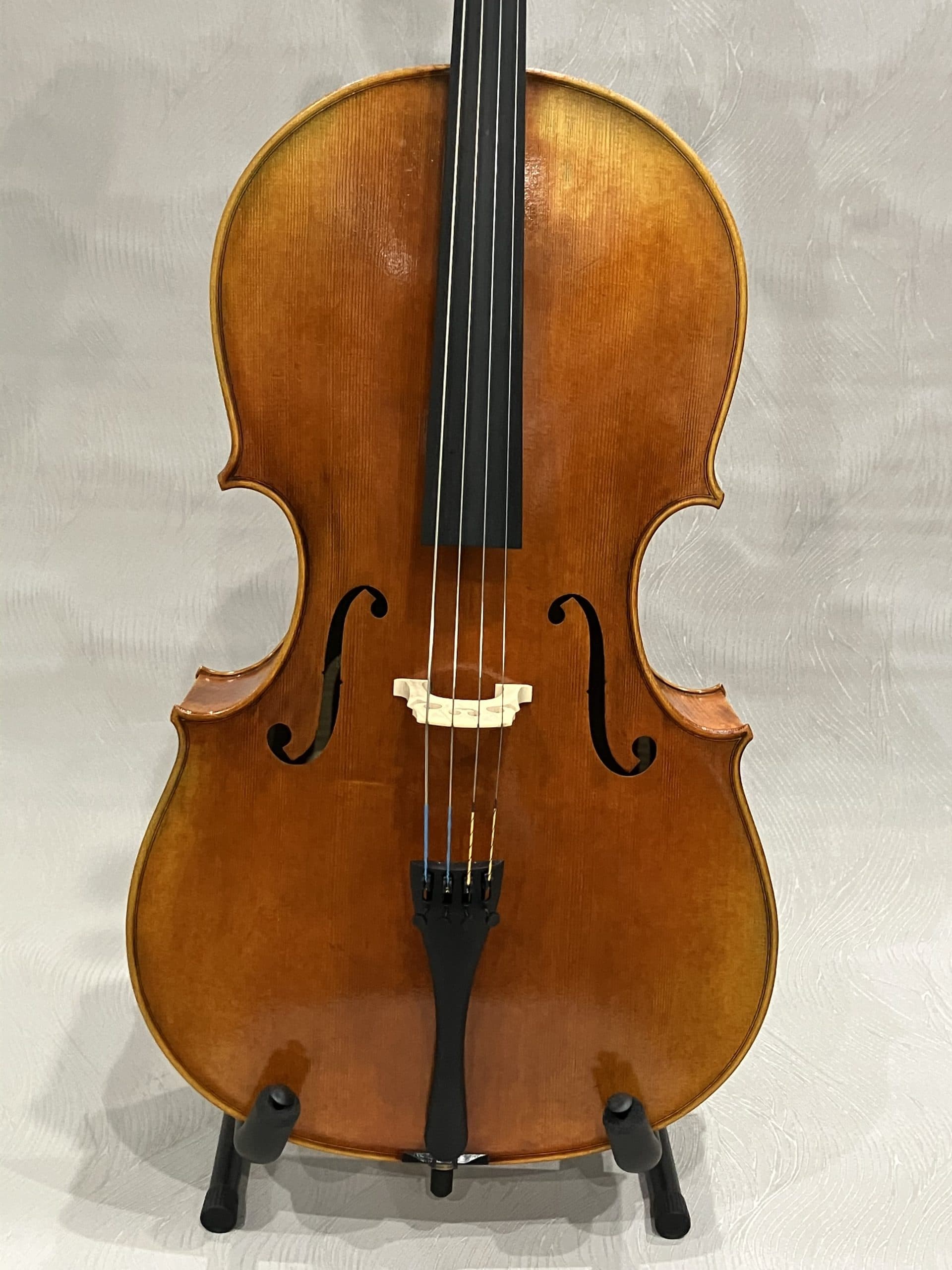4/4 Good quality Chinese Cello labelled "URTEXT C18/07" in Polycarb case